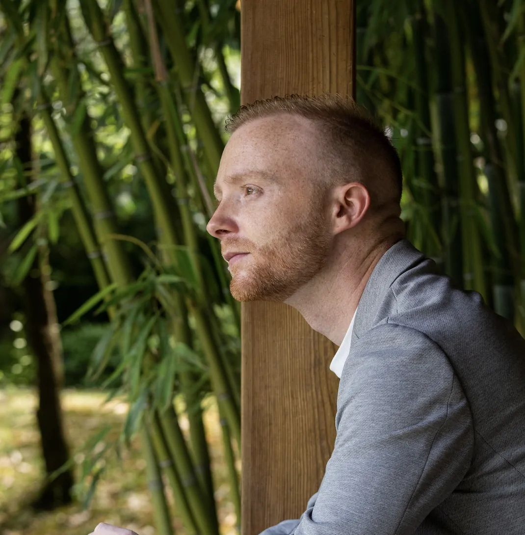 Jean-Luc Ratiskol en contemplation dans un jardin de bambous